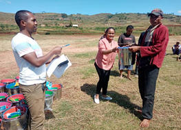 Distribution of milking hygiene kits in Betafo’s county © E. Veromalalanirina
